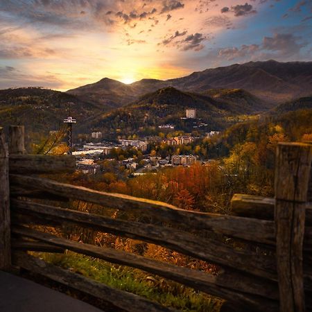 Magical Moments, Hot Tub, Wifi, 1089 Free Tickets Each Paid Day, Dollywood And More Gatlinburg Esterno foto