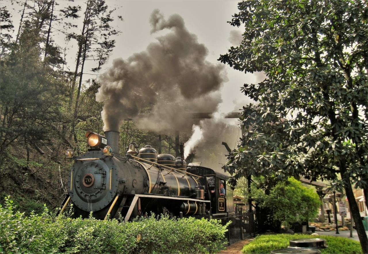 Magical Moments, Hot Tub, Wifi, 1089 Free Tickets Each Paid Day, Dollywood And More Gatlinburg Esterno foto